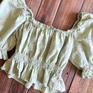 🛑 Sold 🛑 Off the shoulder cropped milkmaid blouse